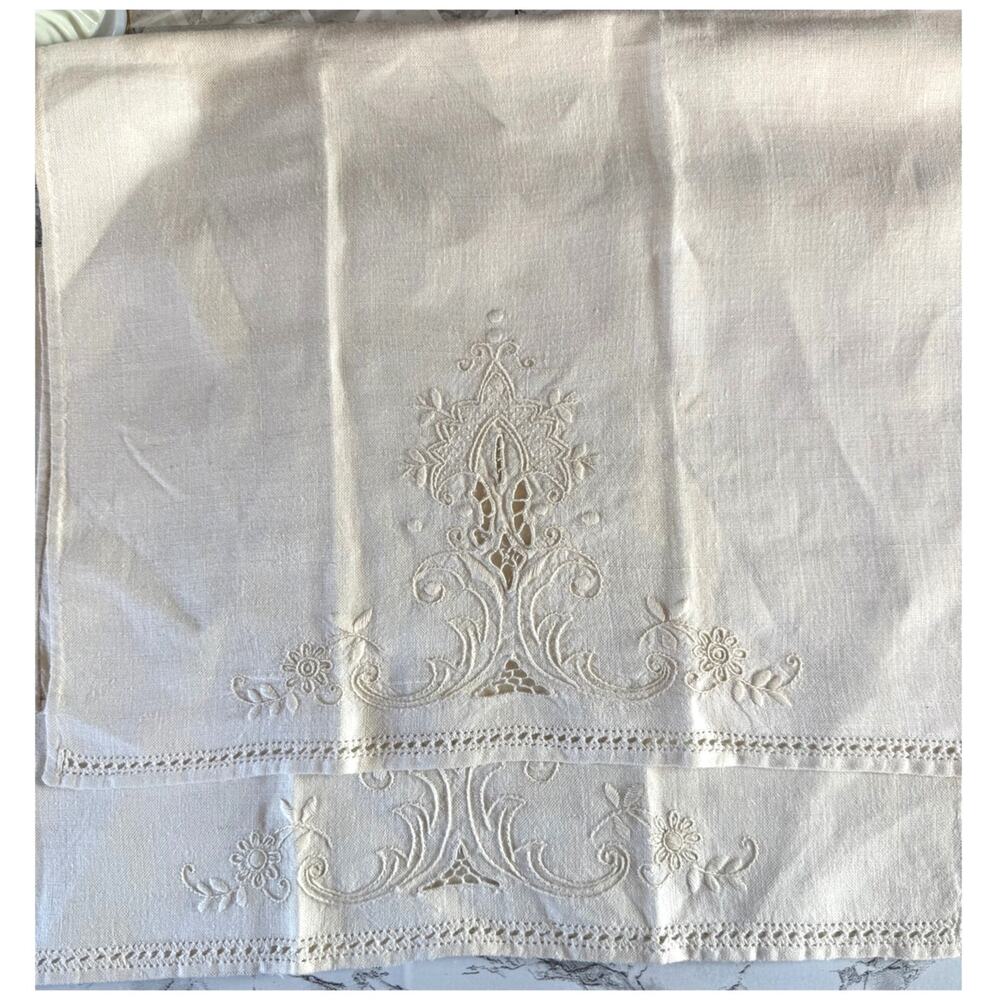 SKU3342 Set of 2 Vintage Embroidered Linen / Cotton Napkins with Cutwork